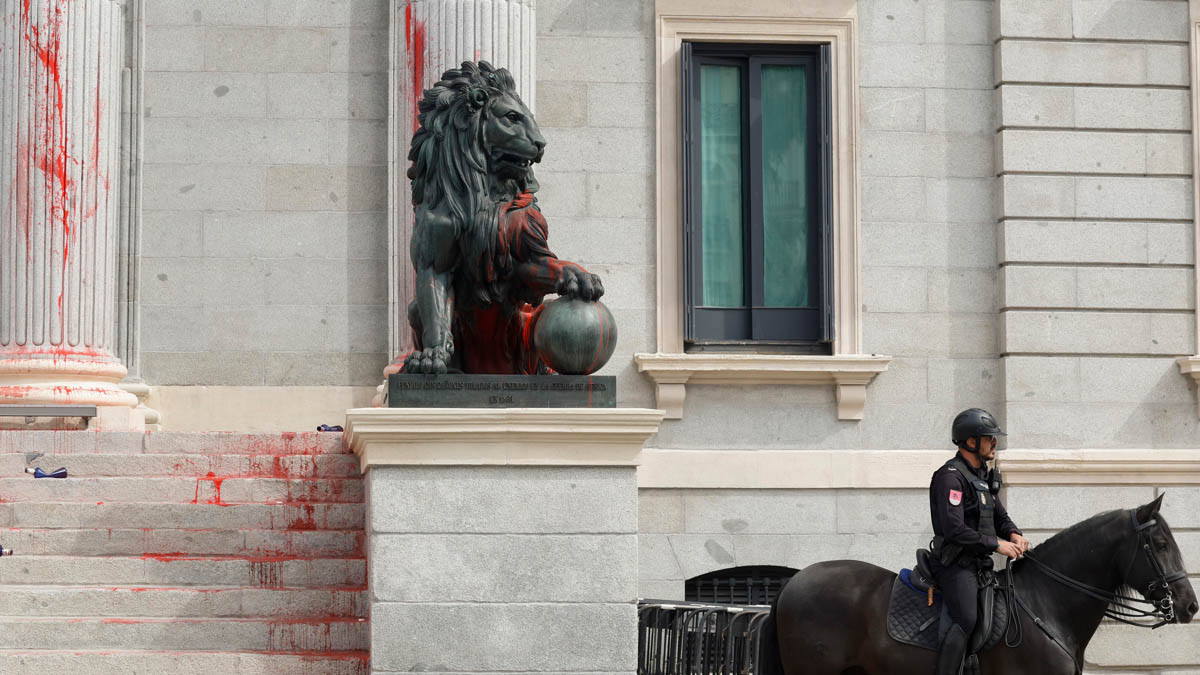 Activistas por el clima arrojan ‘pintura’ roja a la fachada de los leones del Congreso