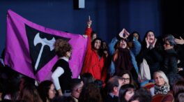 Activistas contra la 'ley trans' increpan a Montero durante el acto de Igualdad por el 8-M