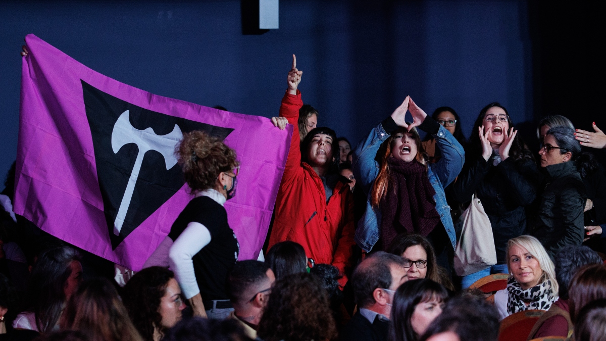 Activistas contra la ‘ley trans’ increpan a Montero durante el acto de Igualdad por el 8-M