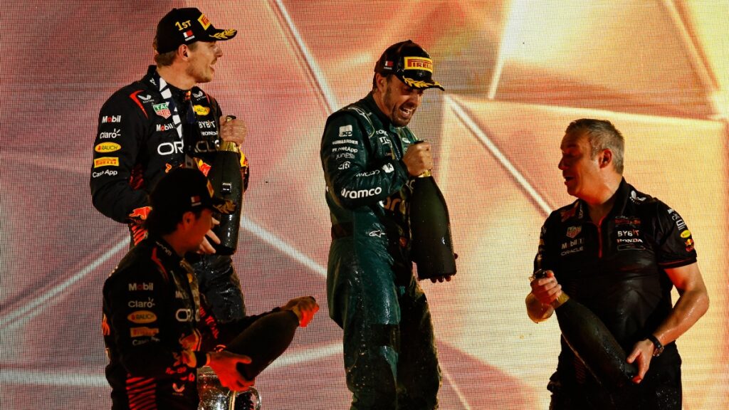 Los dos Red Bull de Verstappen y Pérez y Fernando Alonso celebran el podio del GP de Bahrein. 