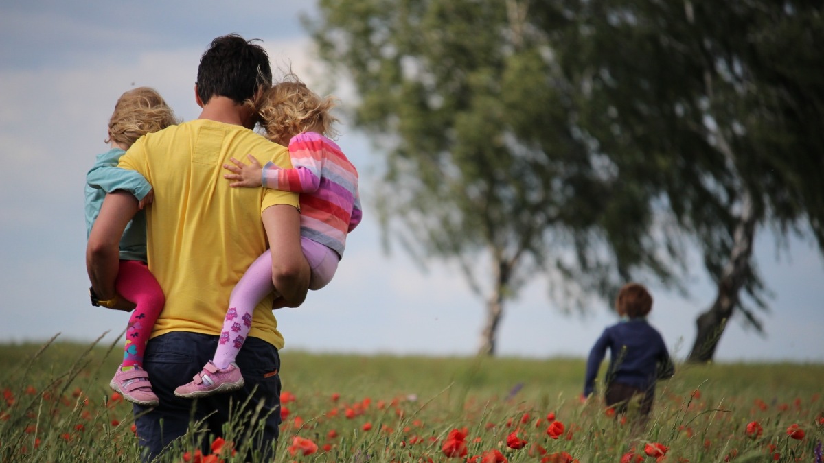 IRPF, trenes, guarderías, DNI: estas son todas las ayudas a las familias numerosas en España. 