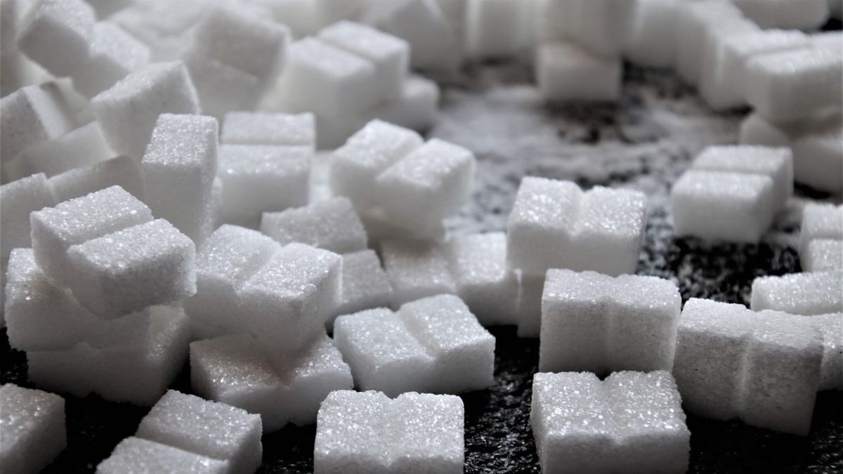 Terrones de azúcar blanco, la antítesis del postre sano