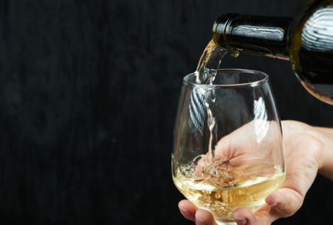 Vino blanco: ¿hay riesgos al beberlo?