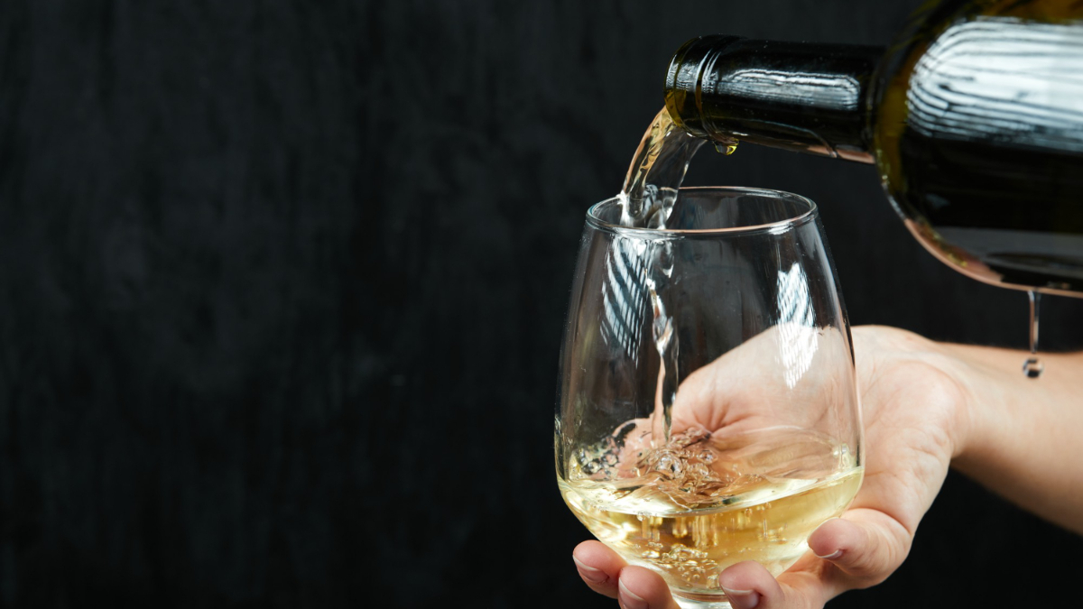 Vino blanco: ¿hay riesgos al beberlo?