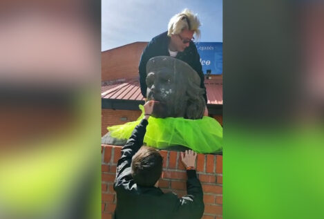 Los 'maricones fachas' travisten el busto del Che Guevara en Leganés por «homófobo»
