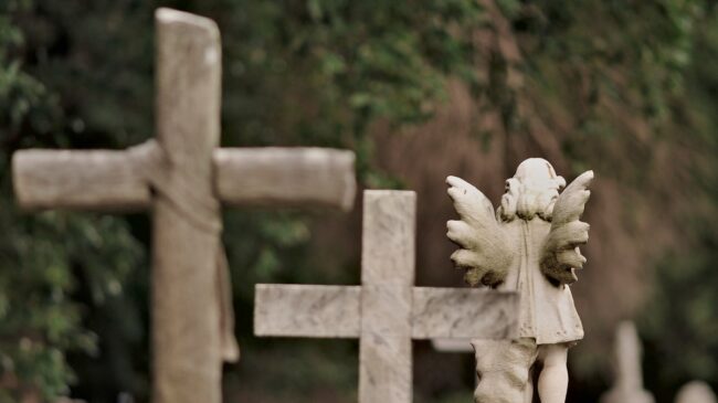 Rescatan a una mujer enterrada viva en una tumba en un cementerio de Brasil