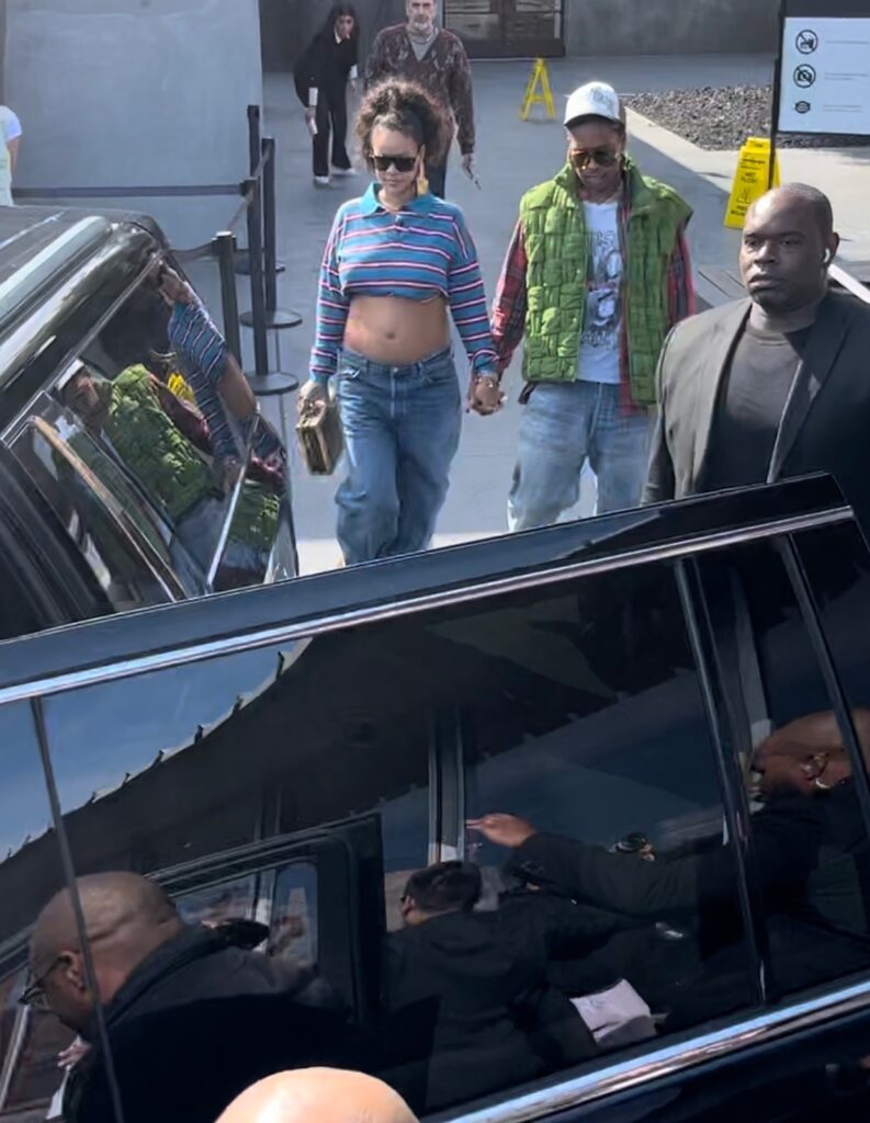 Rihanna y ASAP Rocky montándose en un coche
