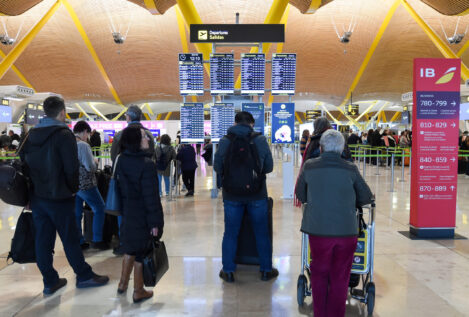 Las aerolíneas denuncian colas en aeropuertos y el Gobierno niega que haya falta de personal
