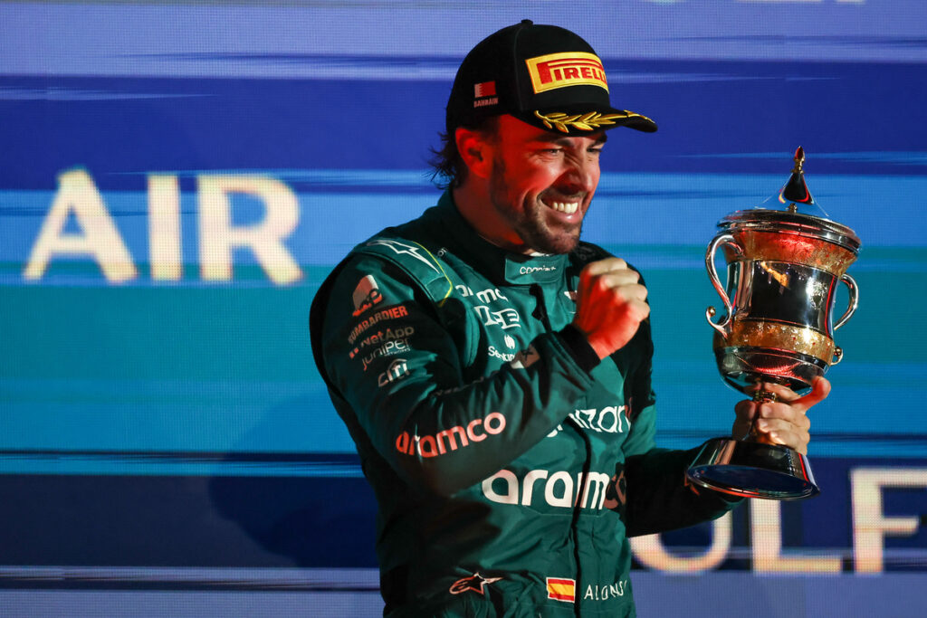 El piloto Fernando Alonso, tras quedar tercero en el Gran Premio de Báhrein