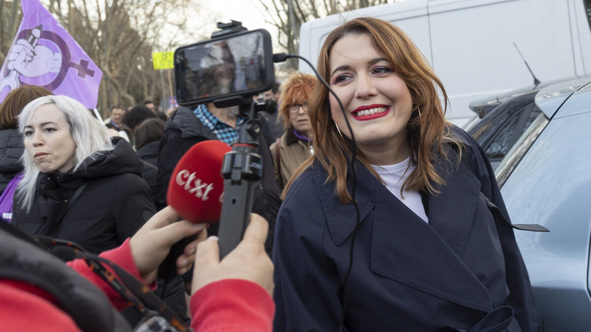 'Pam' junto a unas manifestantes del 8-M: «Qué pena me da que la madre de Abascal no pudiera abortar»