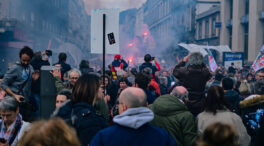 Francia vive otro día de protestas contra un Macron firme en su reforma de pensiones