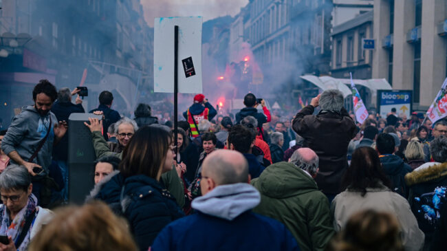 Francia vive otro día de protestas contra un Macron firme en su reforma de pensiones