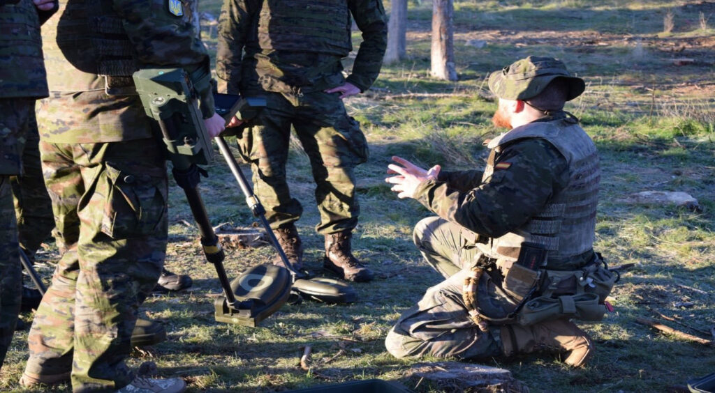 Un militar ucraniano se adiestra en trabajos de desminado en España