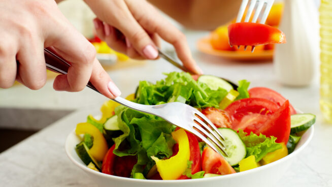 Lo que debes incluir en tu ensalada para adelgazar la grasa del vientre de forma eficaz