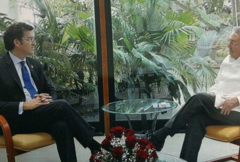 El PSOE responde a las críticas del PP con una foto de Feijóo con Raúl Castro en La Habana