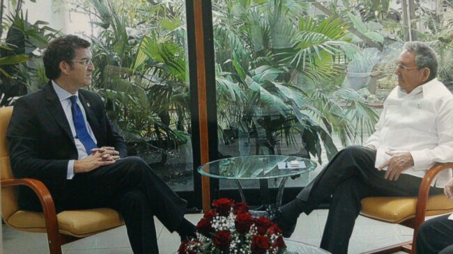 El PSOE responde a las críticas del PP con una foto de Feijóo con Raúl Castro en La Habana