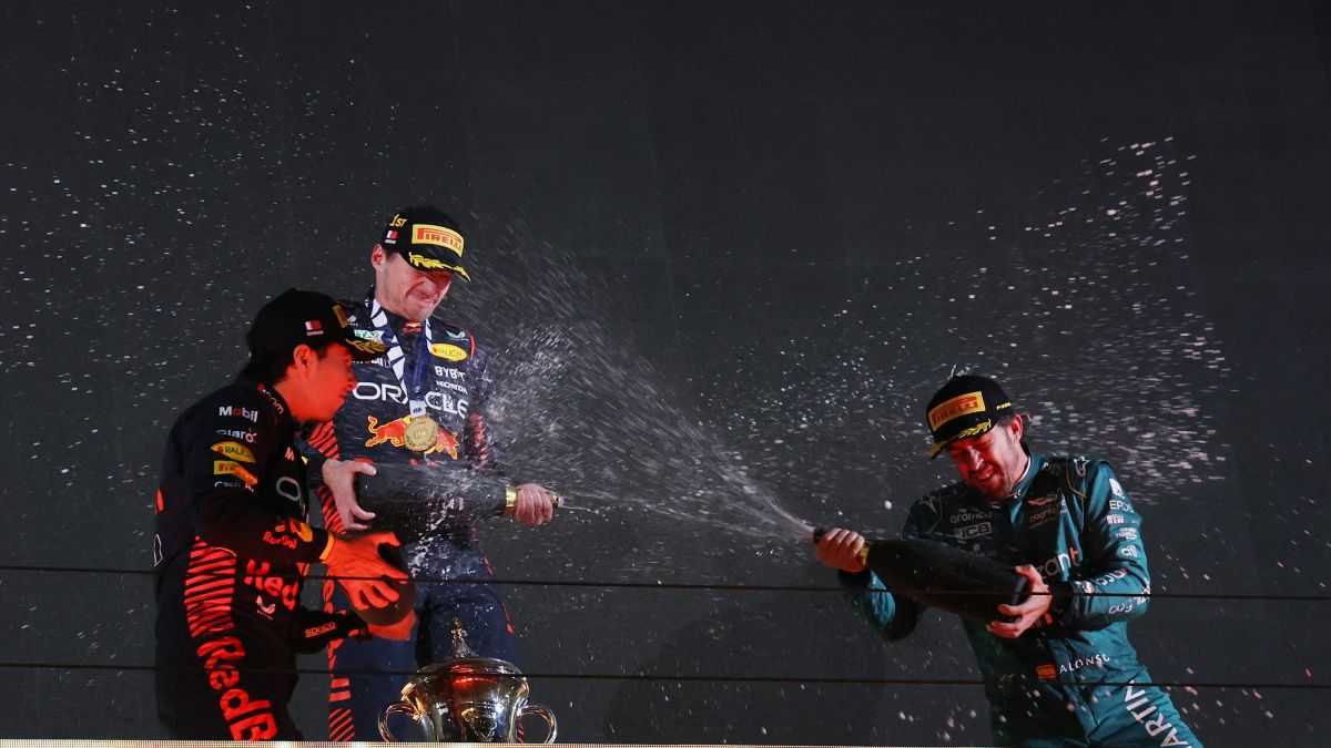 Fernando Alonso hace soñar a Aston Martin: se sube al podio en la