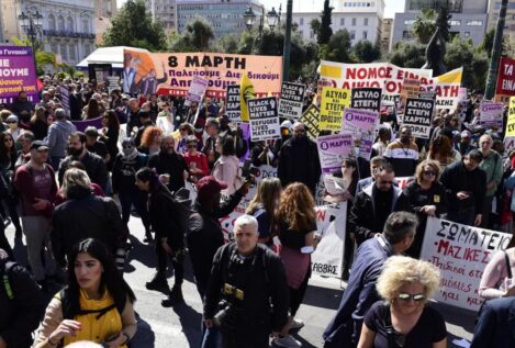 Más de 20.000 personas vuelven a protestar en Atenas por el accidente de tren de Tempi