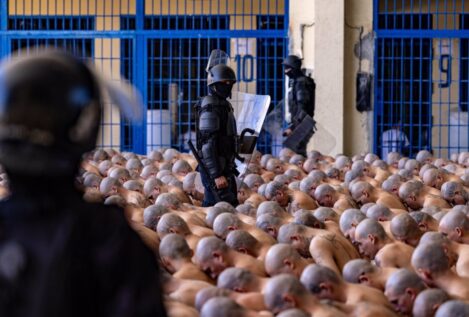 Bukele confirma el traslado de otros 2.000 presos a la macrocárcel para pandilleros