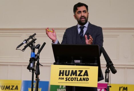 Los nacionalistas escoceses escogen al joven musulmán Humza Yousaf como nuevo líder
