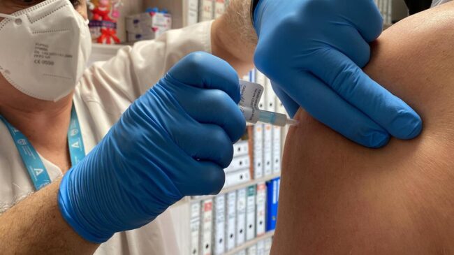 La UE aprueba la vacuna española contra el coronavirus con un año de retraso