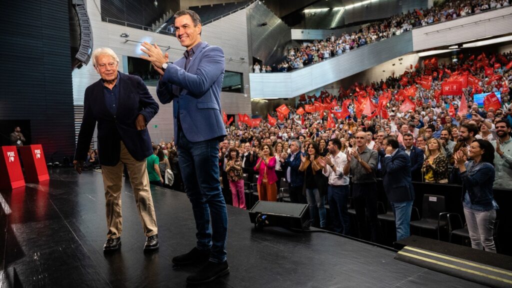 El presidente del Gobierno, Pedro Sánchez, y el exvicepresidente Felipe González