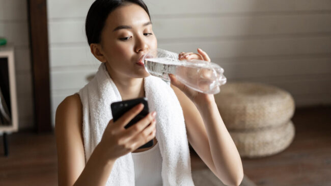Hiperhidratación: estos son los riesgos para la salud de beber demasiados líquidos