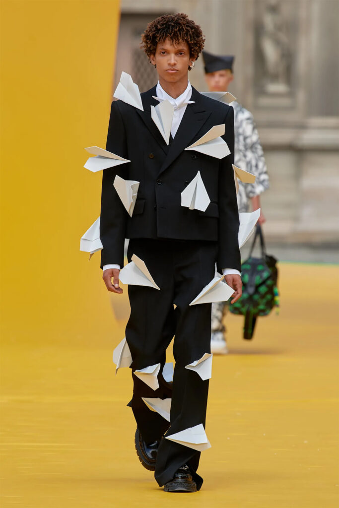 Traje adornado con aviones de papel de Louis Vuitton