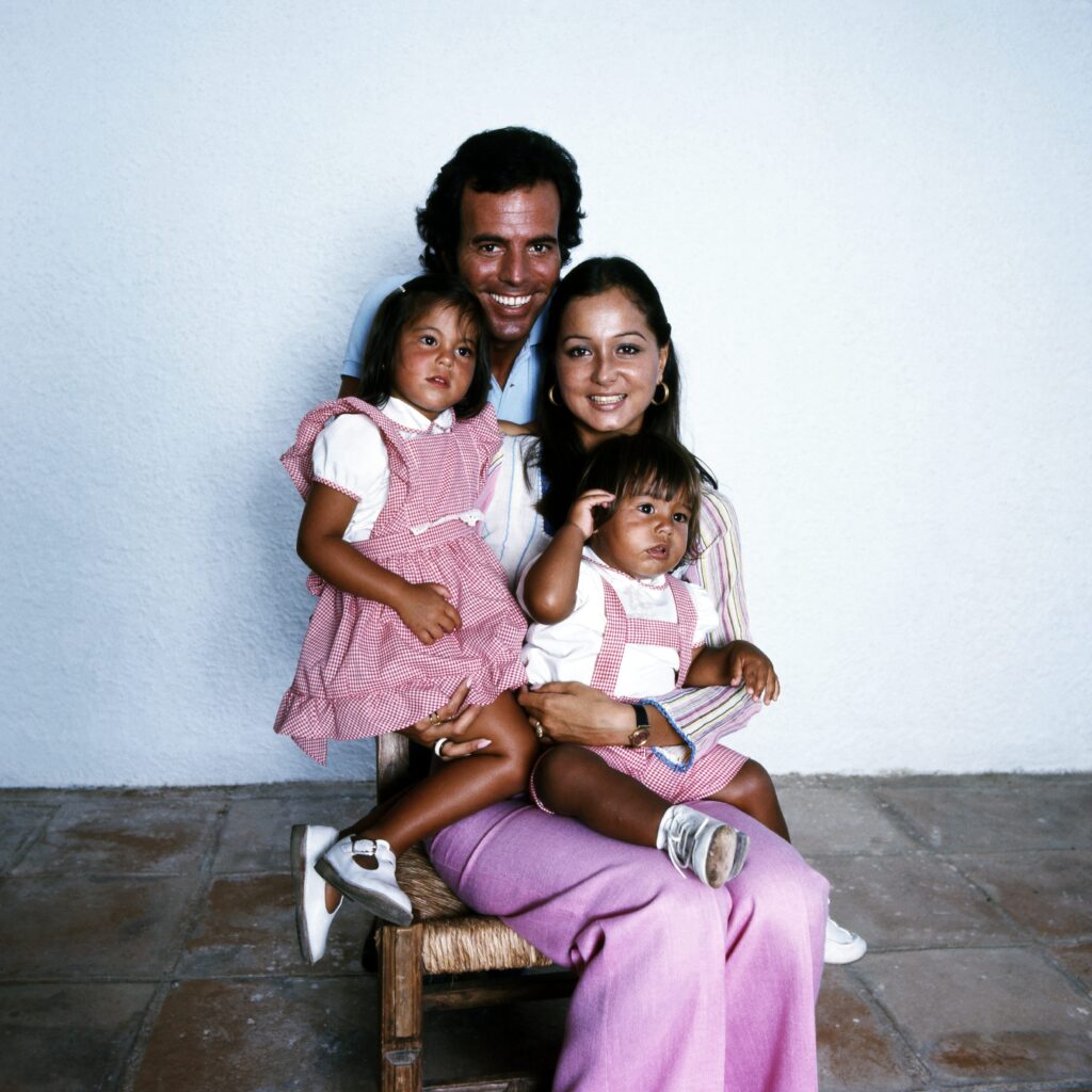 Julio Iglesias e Isabel Preysler con sus hijos Chabeli y Julio Jose
