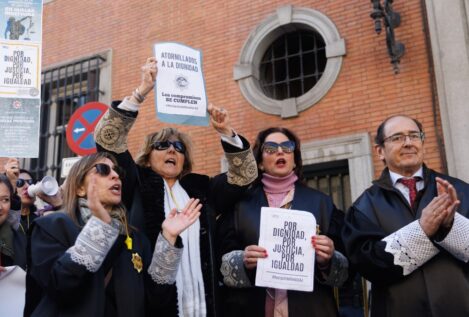Los letrados de Justicia trasladan a la sede del PSOE las protestas para acabar con la huelga