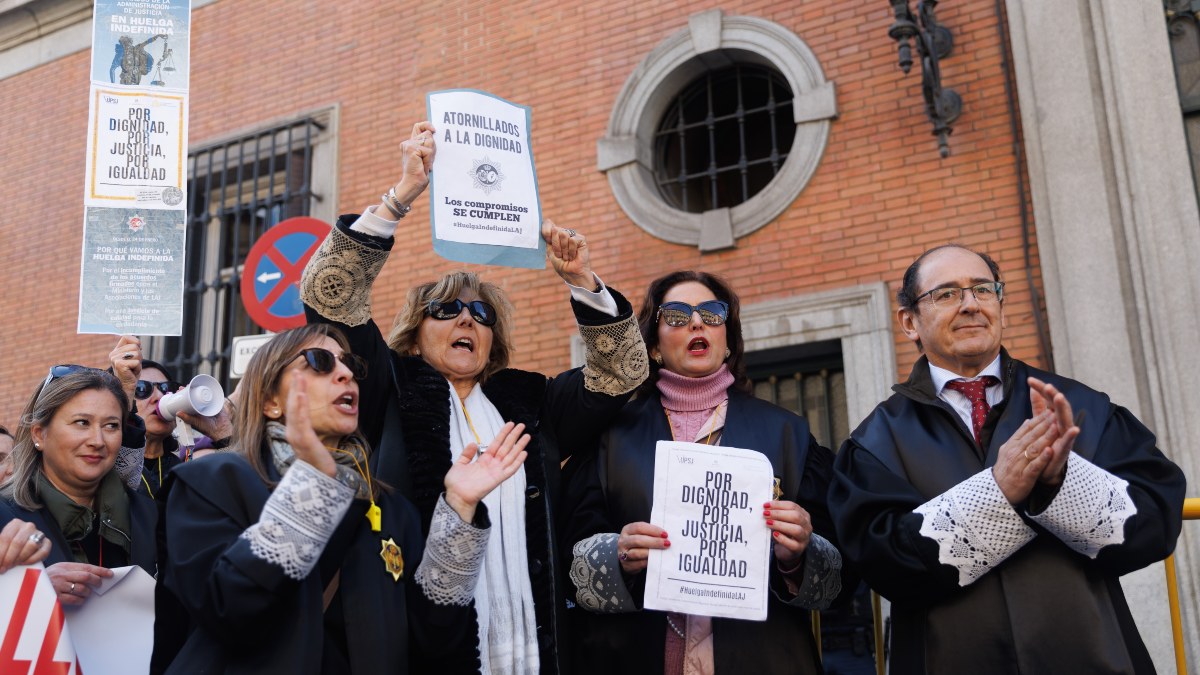 Los letrados de Justicia trasladan a la sede del PSOE las protestas para acabar con la huelga