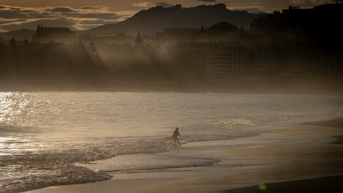 El litoral noroeste y Canarias tendrán hoy riesgo por oleaje, viento y lluvia