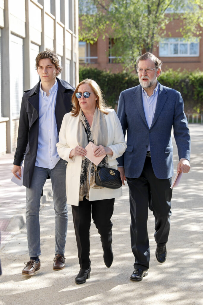 Mariano Rajoy con uno de sus hijos y su mujer