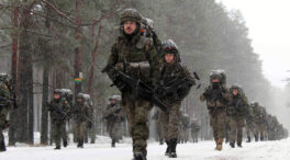 Defensa compra de urgencia ropa para el frío tras enviar a Ucrania uniformes de invierno