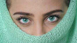 La moda de cambiar el color de ojos que los oftalmólogos desaconsejan por completo