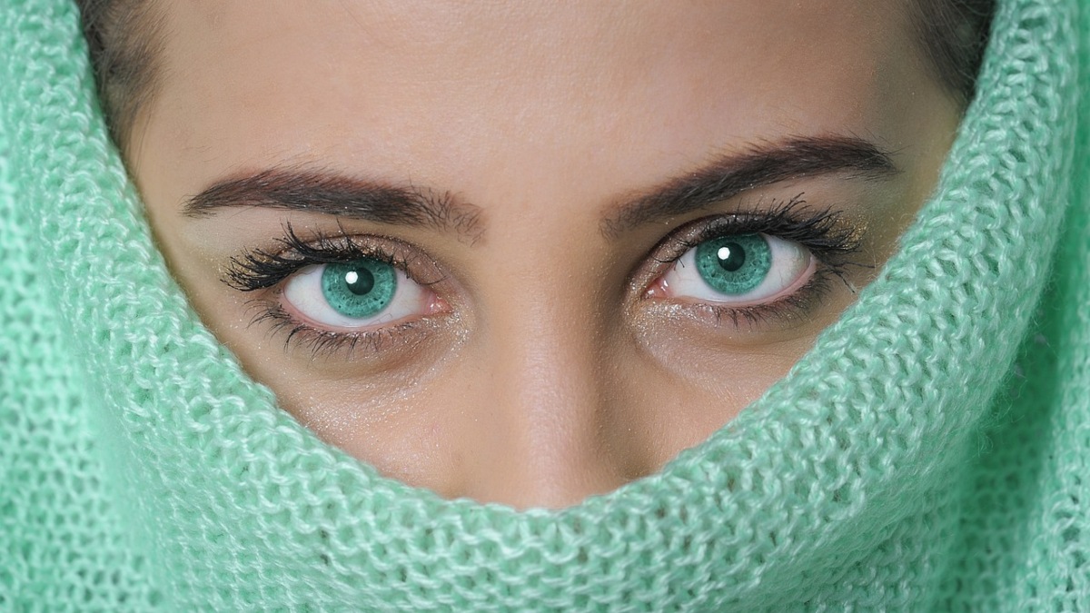 Cambiar el color de ojos: la operación estética viral que