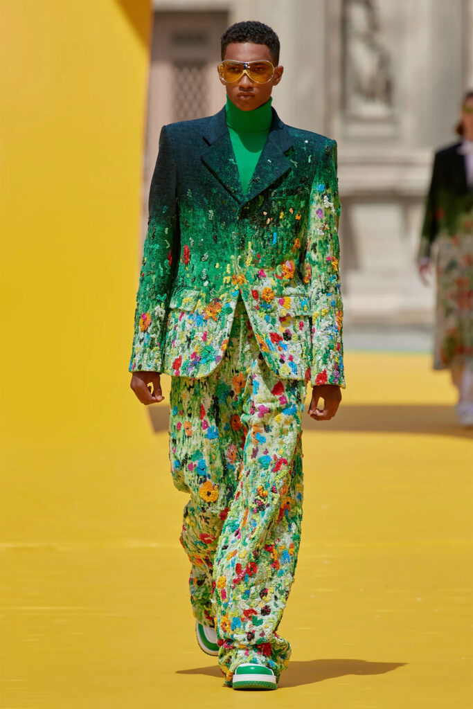 Traje con estampado floral de Louis Vuitton