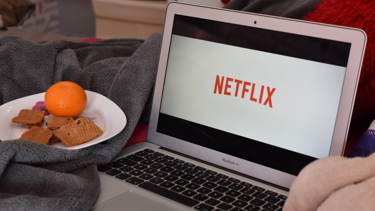 Un ordenador con el logo de Netflix. 