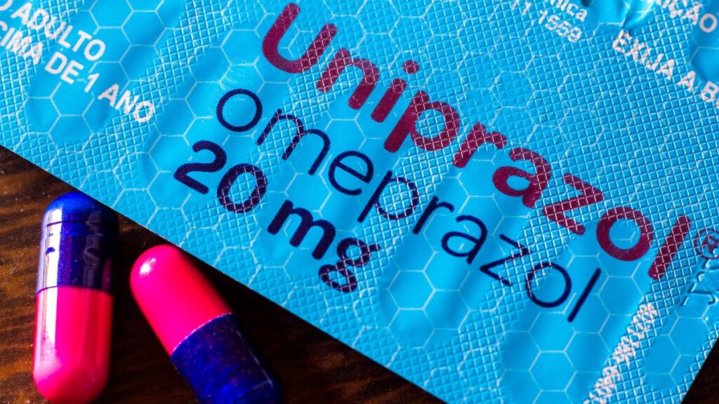 Tableta de Omeprazol con pastillas.