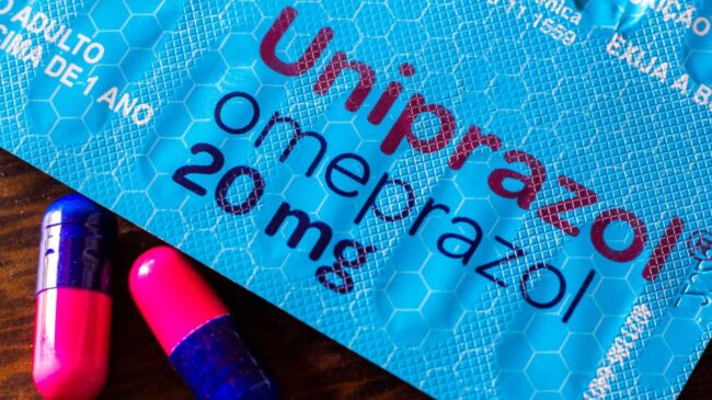 Los efectos adversos del omeprazol al tomarlo sin prescripción médica