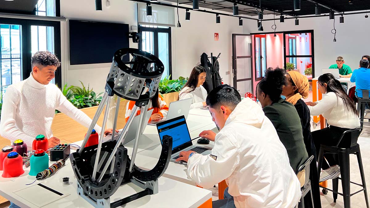 Orange inaugura el Orange Digital Center, un espacio accesible para subirse al tren de la revolución digital