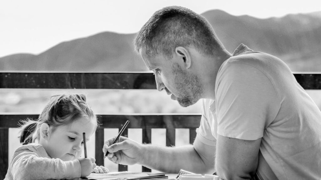 Un padre dibujando con su hija. 