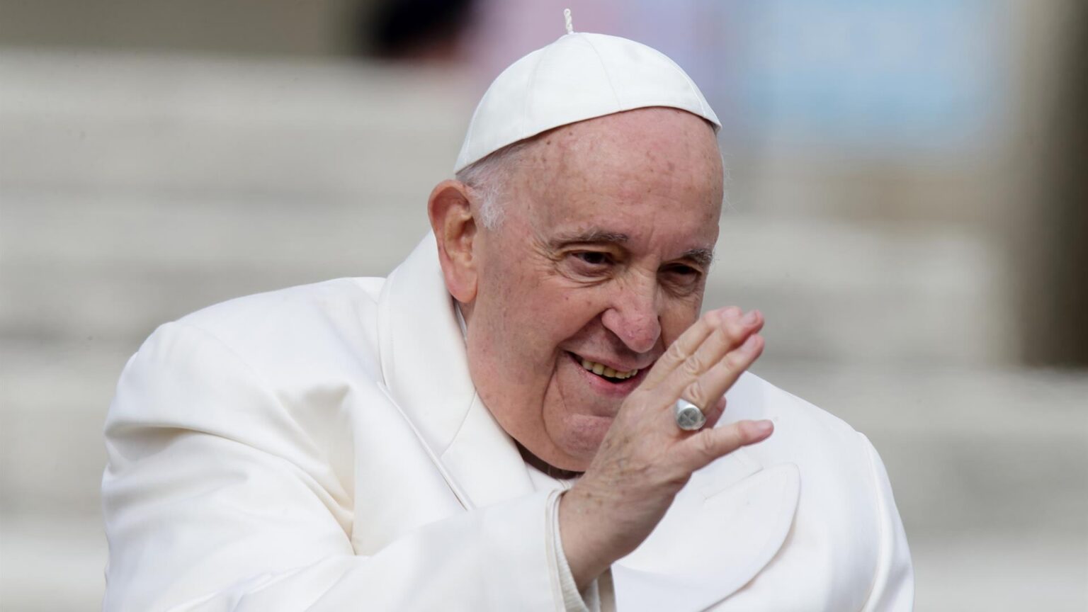 El Papa ingresa por una afección respiratoria