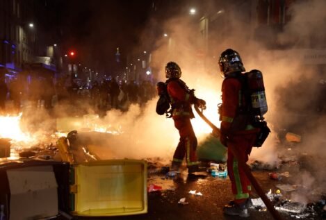 La Policía de París detiene a medio centenar de protestantes tras los disturbios contra Macron