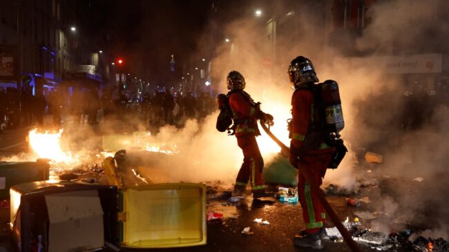 La Policía de París detiene a medio centenar de protestantes tras los disturbios contra Macron
