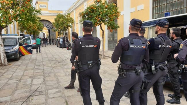 Juzgan a cuatro agentes acusados de agredir a un varón con la placa policial en Sevilla