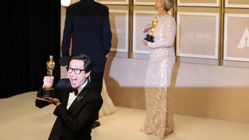 Ke Huy Quan, Mejor Actor de Reparto, posa con su Oscar