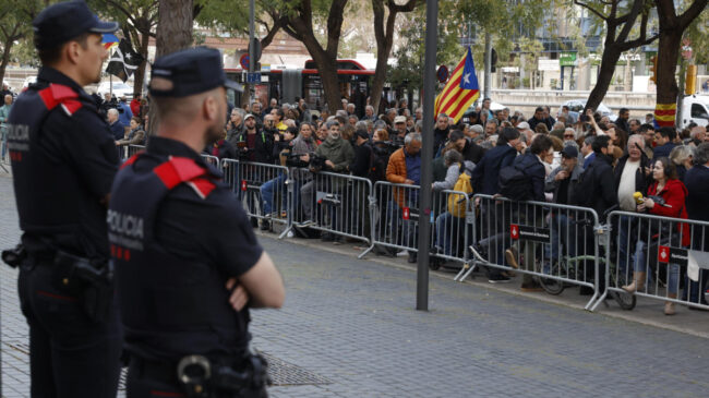 Varios centenares de personas protestan en Barcelona para pedir la libertad de Clara Ponsatí