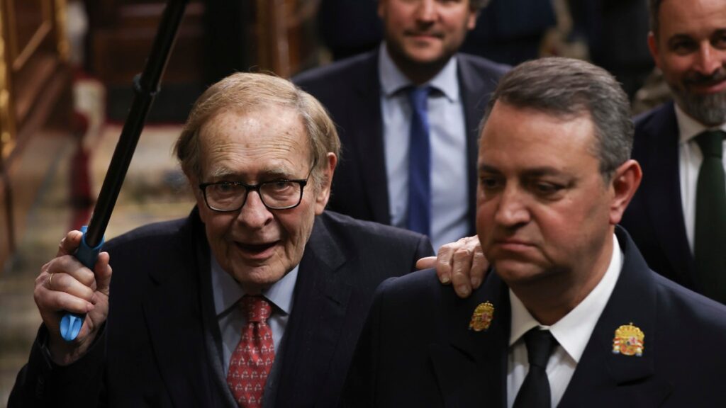 Tamames a la salida del Congreso durante la moción de censura DE Vox contra Sánchez. Foto: Kiko Huesca (EFE).