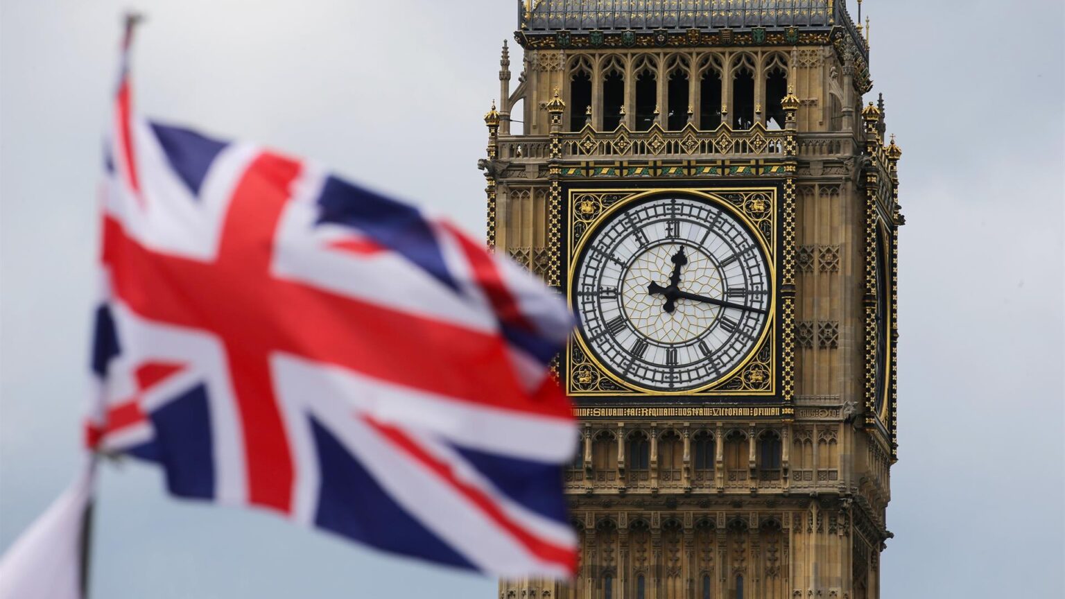 El IPC del Reino Unido rebotó en febrero al 10,4% y presiona al Banco de Inglaterra